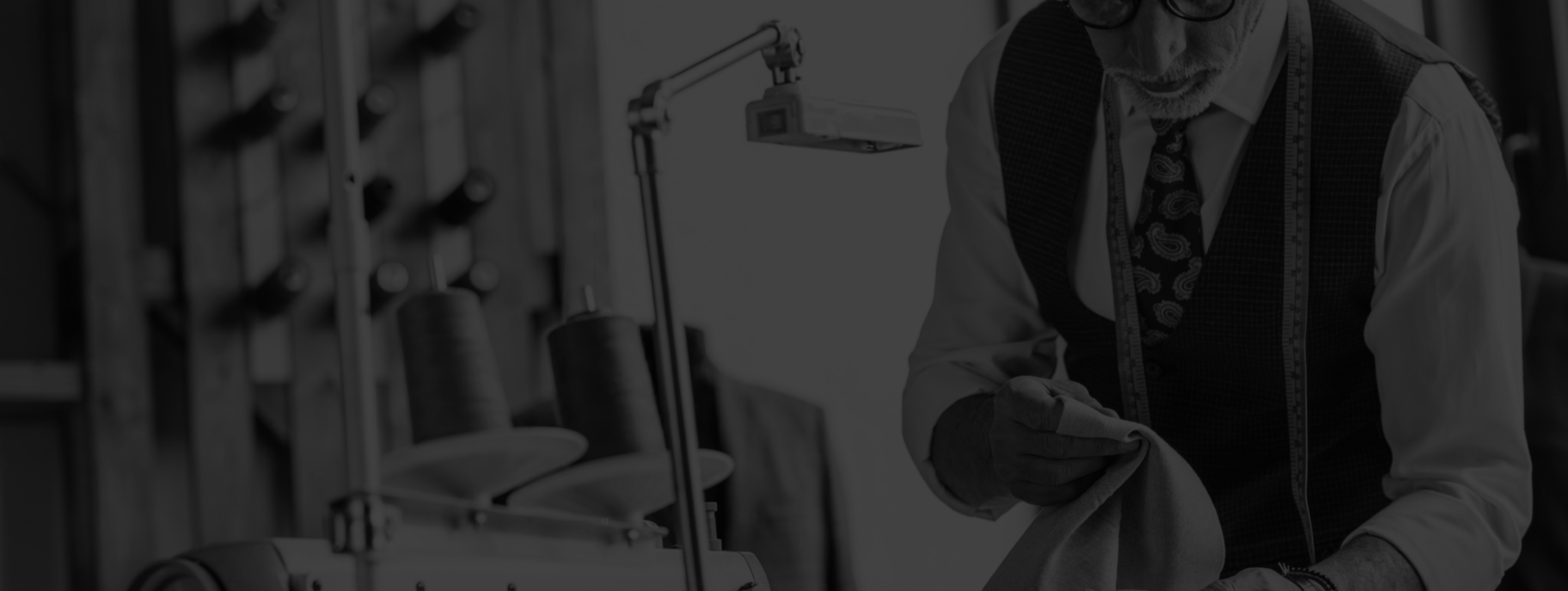 年配の男性がシャツを手にしている様子