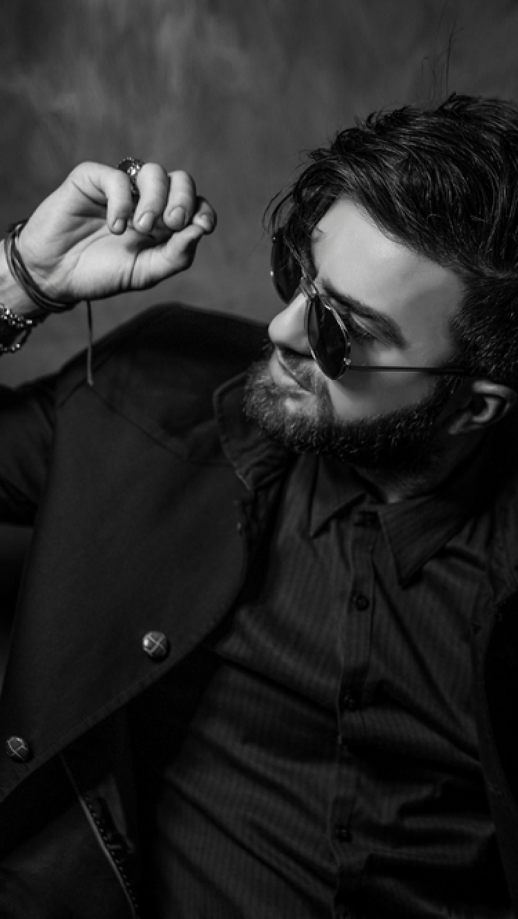 サングラスでスーツを着た男性