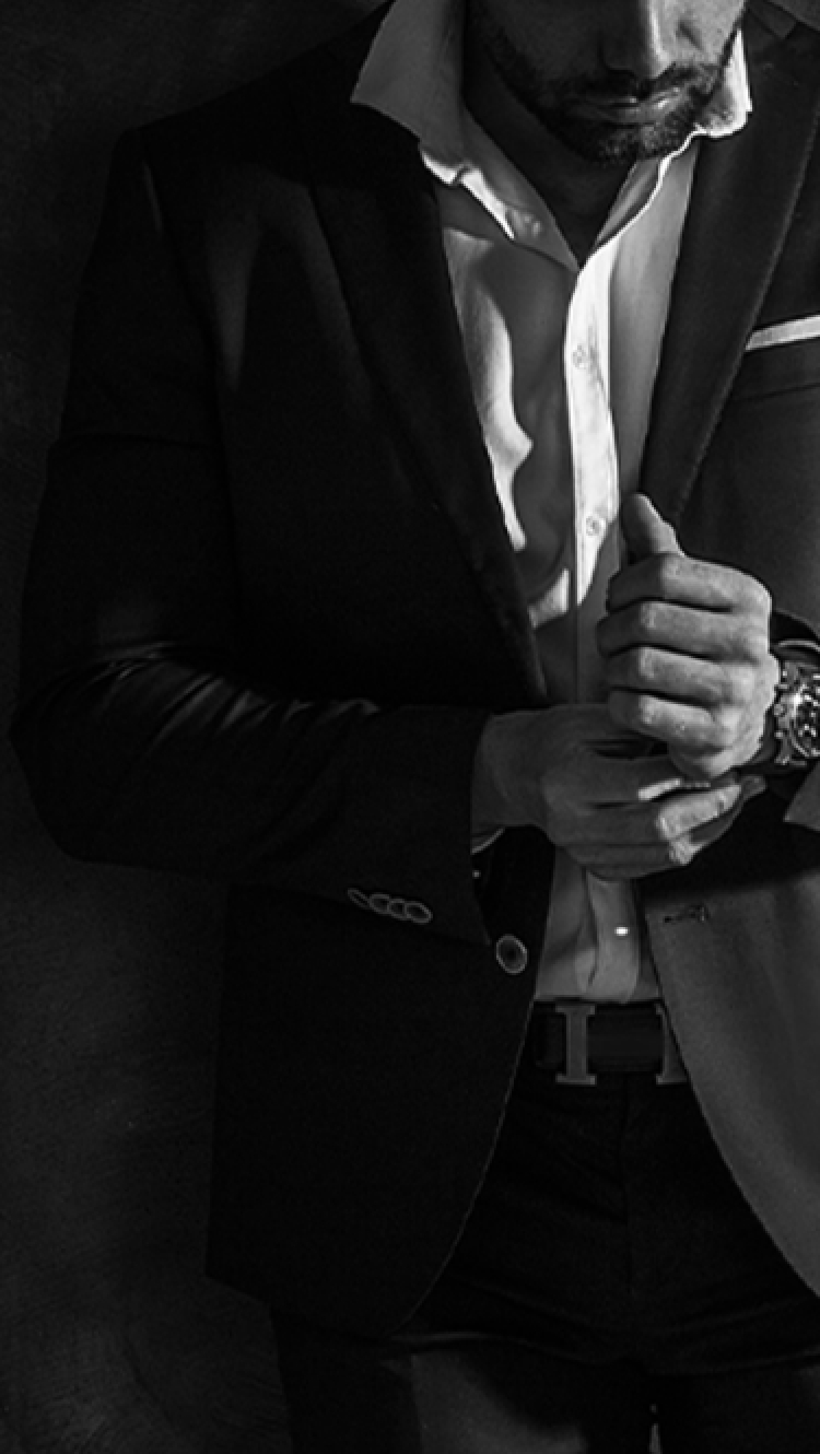 スーツの男性が腕時計をつけている様子