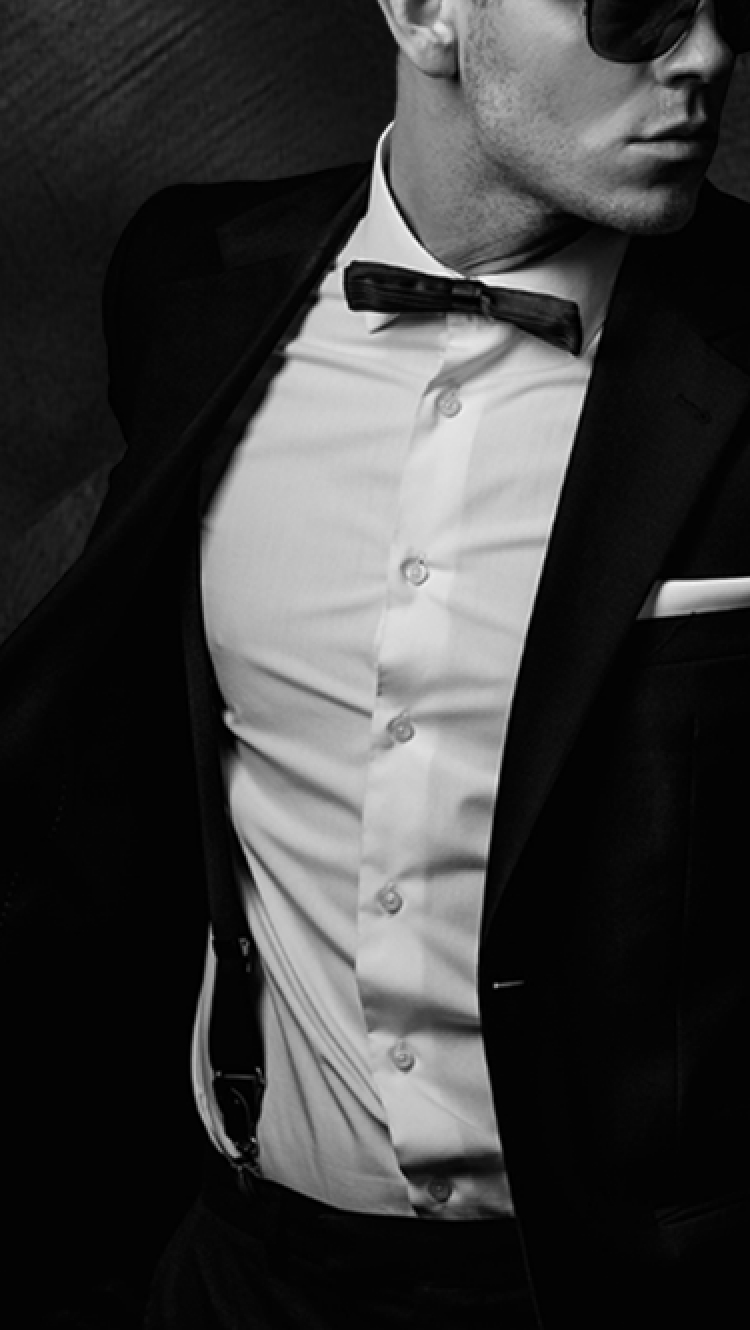 蝶ネクタイでサングラスをした男性の様子